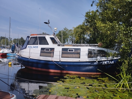Jacht motorowy zbudowany w stoczni Kłobuk Ostróda na bazie morskiej szalupy